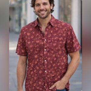 Levis Men's Short Sleeve Shirt. Size M. Like New Condition.